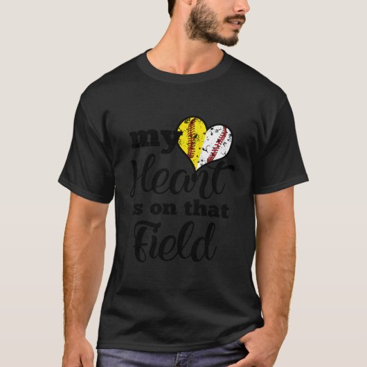 彼は野球のソフトボールの親のTフィールドにいる Tシャツ (正面)