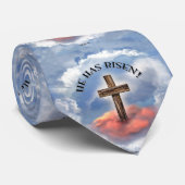 彼は雲が付いている上がった険しい十字を有します ネクタイ (ロール)