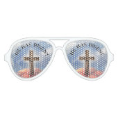 彼は雲に覆われたゴツゴツした十字架を起こした アビエーターサングラス (正面)