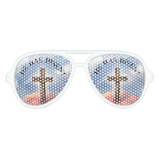 彼は雲に覆われたゴツゴツした十字架を起こした アビエーターサングラス (正面)