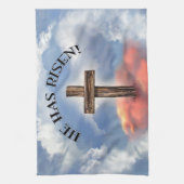 彼は雲に覆われたゴツゴツした十字架を起こした キッチンタオル (縦)