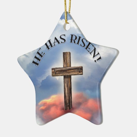 彼は雲に覆われたゴツゴツした十字架を起こした セラミックオーナメント (左)