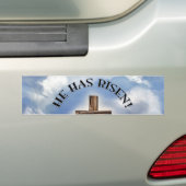 彼は雲に覆われたゴツゴツした十字架を起こした バンパーステッカー (車上)