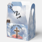 彼は雲に覆われたゴツゴツした十字架を起こした フェイバーボックス (オープン)