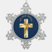 彼は青い宗教色の黄金の十字を昇った スノーフレークピューターオーナメント (正面)