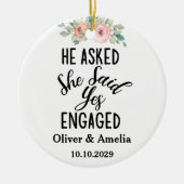 彼は頼彼女が私たちの最初のYesを言婚約したった セラミックオーナメント (正面)