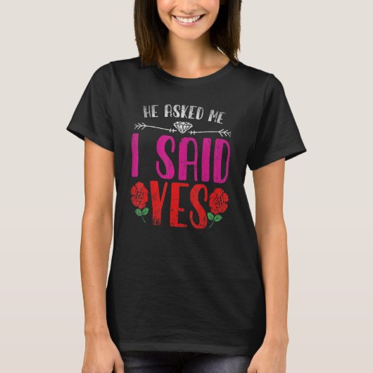 彼は頼私はYes新しい婚約したバラ女性と言った Tシャツ (正面)