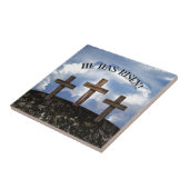 彼は3つの険しい十字架を上げた タイル (側面)