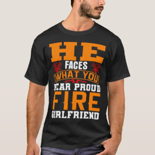 彼は、あなたが消防士のガールフリ誇りを持ったエンを恐れるものを顔 Tシャツ