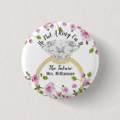 彼は、その上にリングや輪を載せたダモダンイヤフローラ 缶バッジ (正面)