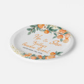 彼または彼女がオレンジの小さなかわいこちゃんを明かす ペーパープレート (アングル)