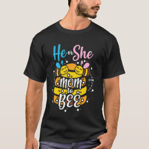 彼または彼女の母親の性別を明らかにする赤ちゃんシャワーのフット Tシャツ
