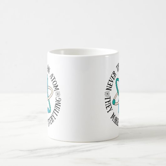 彼らがすべてを構成する原子を決して信用しない コーヒーマグカップ (中央)