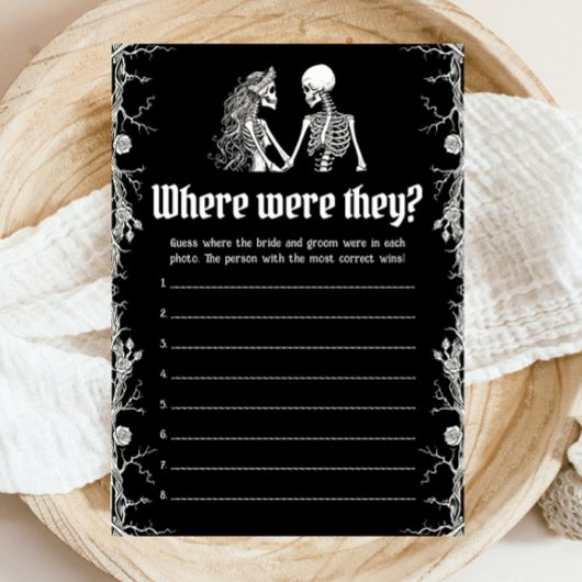 彼らがカップルのゲームをしていたハロウィーンのスケルトン 招待状