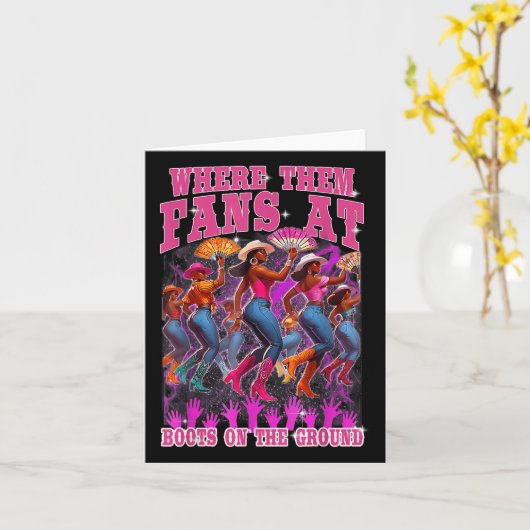 彼らが地面の上でブーツでファンの女性のカーボーイを我々 カード (黄色い花)