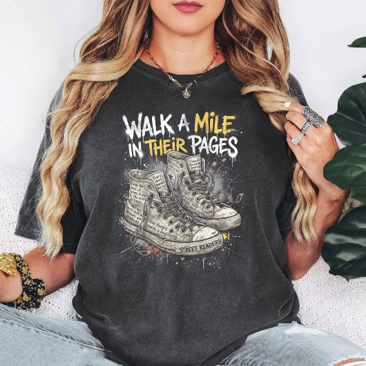 彼らの本の中で一歩を歩んで Book Reader スニーカー Tシャツ
