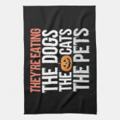 彼らの食べ犬たち猫たちペットのハロウィーン キッチンタオル (縦)