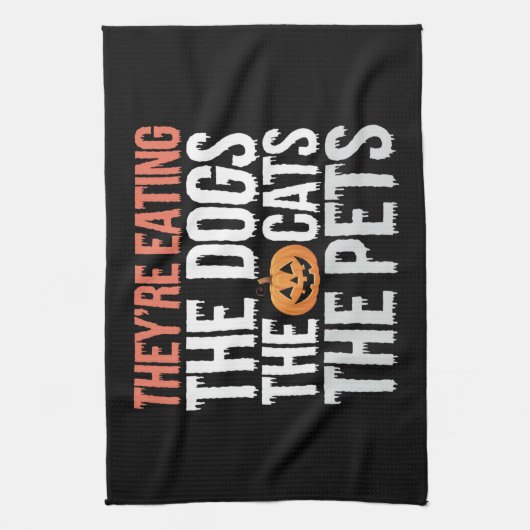 彼らの食べ犬たち猫たちペットのハロウィーン キッチンタオル (縦)