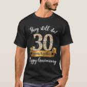 彼らはまだ30年結婚記念日ゲストを行う Tシャツ (正面)