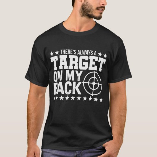彼らは常に強い人を求めて私の背中のターゲットを持っている Tシャツ (正面)