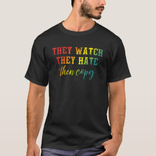 彼らは彼らが嫌がって服をコピーするのを見る Tシャツ