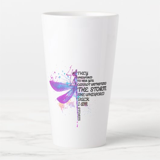 彼らは彼女にささやき、あなたは嵐に耐えられない カフェラテマグ (正面)