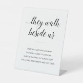 彼らは我々の詩の記念結婚の横を歩く 台座サイン (正面)