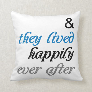 彼らは枕の後を楽しく過ごした クッション