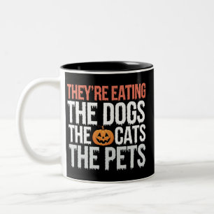 彼らは犬を食べている 猫を食べている ペットを食べている ハロウィン ツートーンマグカップ