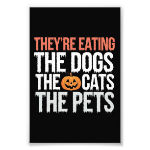 彼らは犬を食べている 猫を食べている ペットを食べている ハロウィン フォトプリント           