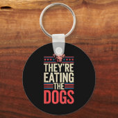 彼らは犬を食べている 面白い名言 メンズ レディース キーホルダー (正面)