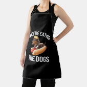 彼らは犬食べのドナルドトランプ討論2024 エプロン (インサイチュ)