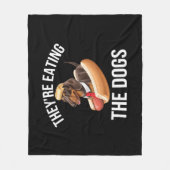 彼らは犬食べのドナルドトランプ討論2024 フリースブランケット (正面)