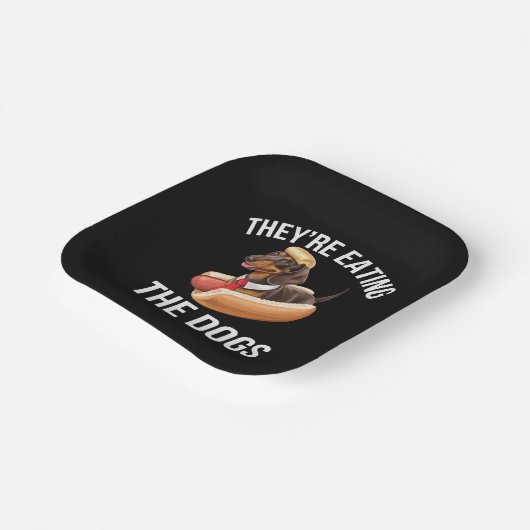 彼らは犬食べのドナルドトランプ討論2024 ペーパープレート (傾斜あり)