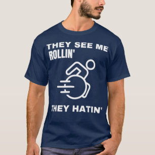 彼らは私が車椅子に乗っているのを見おもしろいる Tシャツ