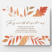 彼らは私たちの秋の記念結婚碑の横を歩く フォトプラーク (正面)