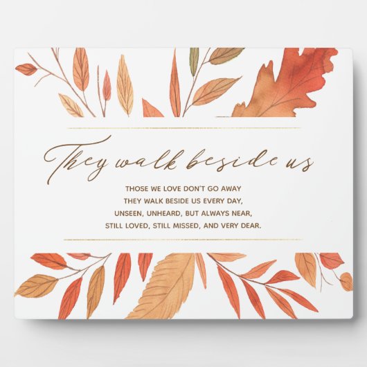 彼らは私たちの秋の記念結婚碑の横を歩く フォトプラーク (正面)