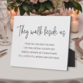 彼らは私たちの詩の記念碑の横を歩結婚く フォトプラーク