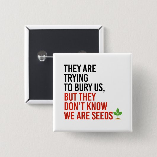 彼らは私たちを埋葬しようとしているが、私たちは種である 缶バッジ (正面&裏面)