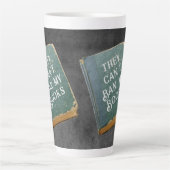 彼らは私の本を禁じることができない カフェラテマグ (正面)