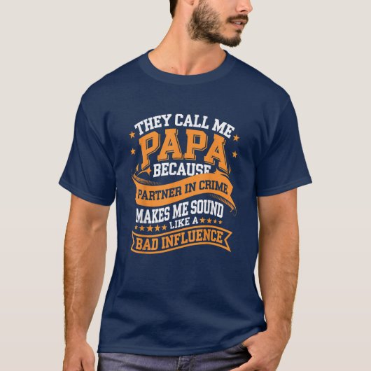 彼らは私をPapaと呼ぶ犯罪のパートナー Tシャツ (正面)