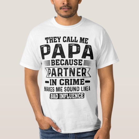 彼らは私をPapaと呼ぶ犯罪のパートナー Tシャツ (正面)