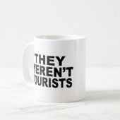 彼らは観光客ではない コーヒーマグカップ (正面左)