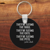 彼らは食べペットの飼い犬だおもしろい キーホルダー (正面)