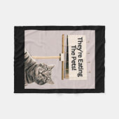 彼らは食べ我々が行かないペット犬だ フリースブランケット (正面(横))