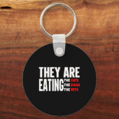 彼らは食べ犬だ。彼らは猫だ食べ キーホルダー (正面)