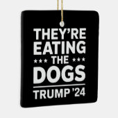 彼らは食べ犬のディベートおもしろいトランプ引用文 セラミックオーナメント (右)