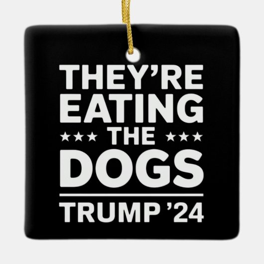 彼らは食べ犬のディベートおもしろいトランプ引用文 セラミックオーナメント (正面)