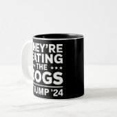 彼らは食べ犬のディベートおもしろいトランプ引用文 ツートーンマグカップ (正面左)