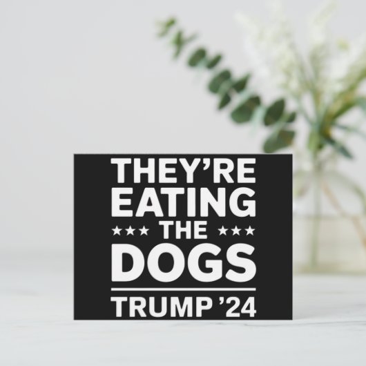 彼らは食べ犬のディベートおもしろいトランプ引用文 ポストカード (スタンド正面)